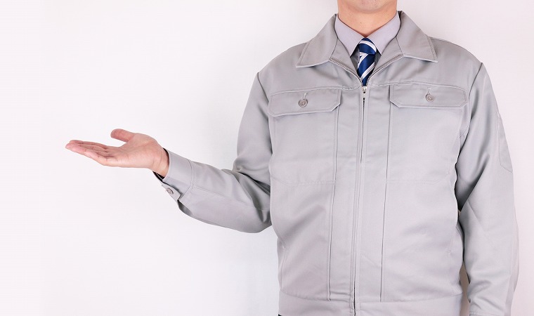 案内する作業着男性