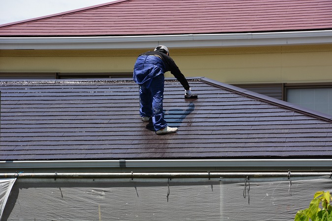 屋根を塗る人